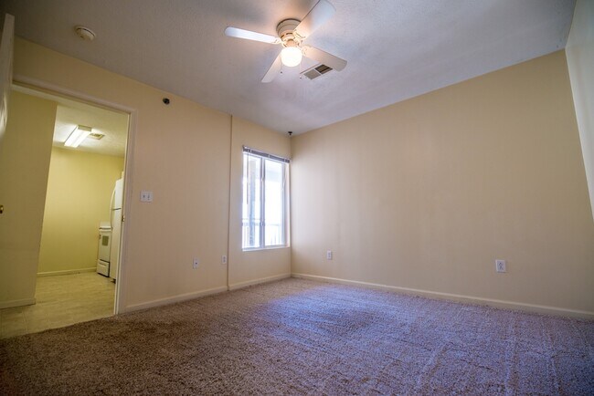 Foto del edificio - 4 bedroom, 4 bath unit overlooking the Mon River - Available 08/05/2026