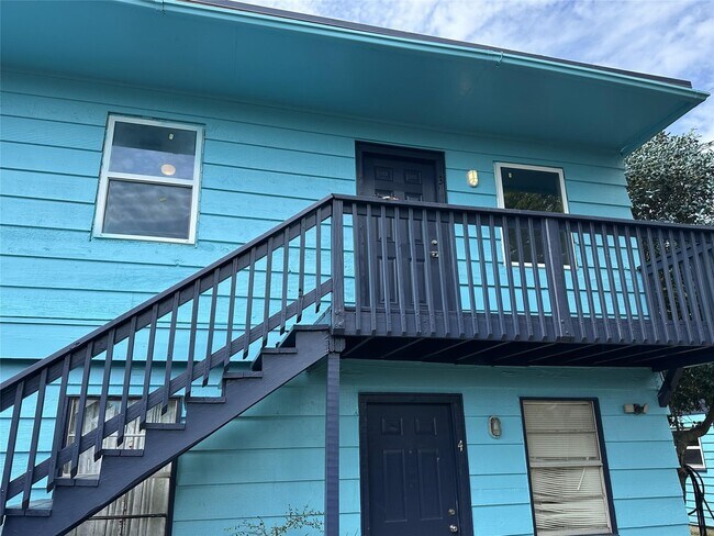 Building Photo - 3714 Ave S