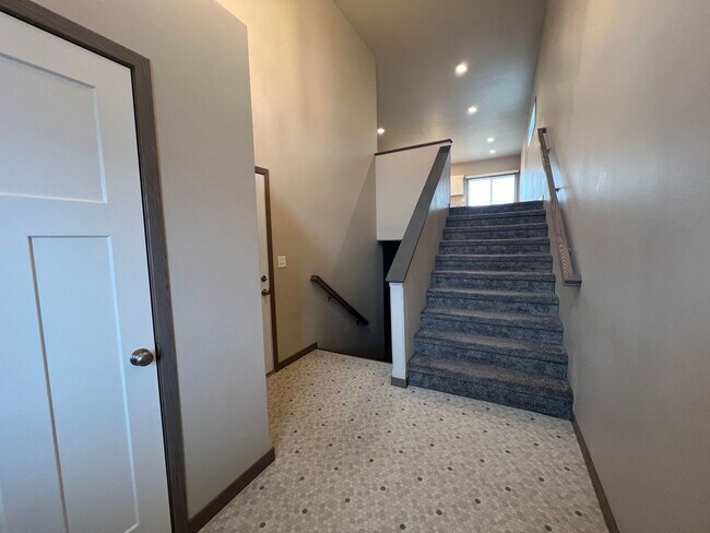 Building Photo - 756 Prairie Ave