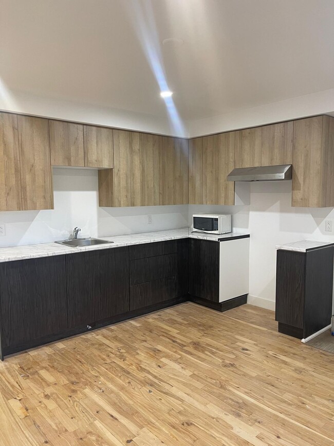 Building Photo - 1050 Av Guybourg