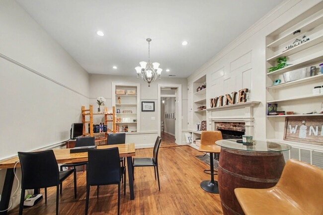 Building Photo - Stunning Apartment in the Heart of Downtown