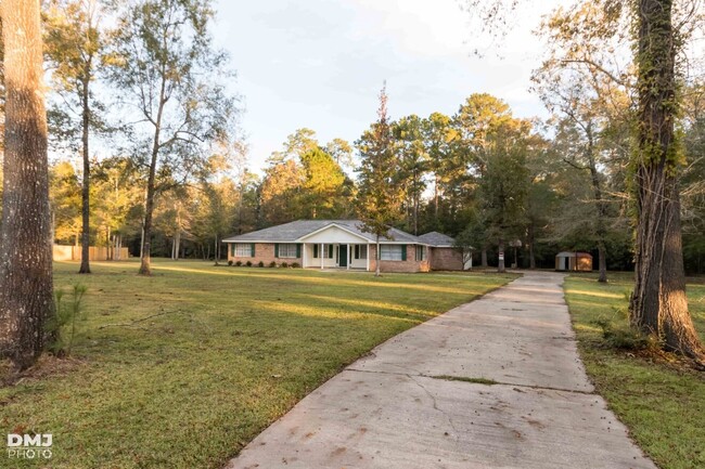 Building Photo - Beautiful 4 Bedroom 2 Bath home in Bevil O...