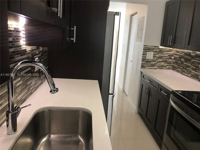 Foto del edificio - 10001 W Bay Harbor Dr