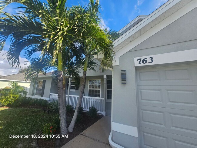 Building Photo - ** Beautiful 3/2 home featuring modern upgrades and a prime location!**
