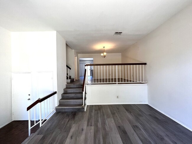 Building Photo - Lovely 3-Bedroom Condo in Prestigious Turt...