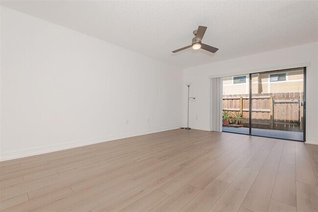 Foto del edificio - 9481 Palm Cir
