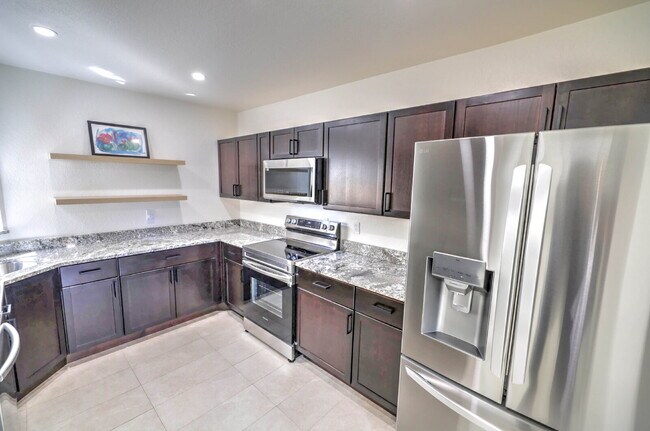 Building Photo - "Charming 2-Bed, 2-Bath Townhouse Retreat in Tucson – Spacious 1176 Sq Ft Living!"
