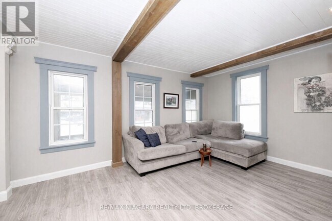 Photo du bâtiment - 406 Ridge Rd N