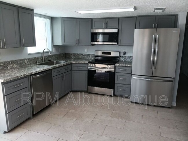 Foto del edificio - 547 Adrian St SW
