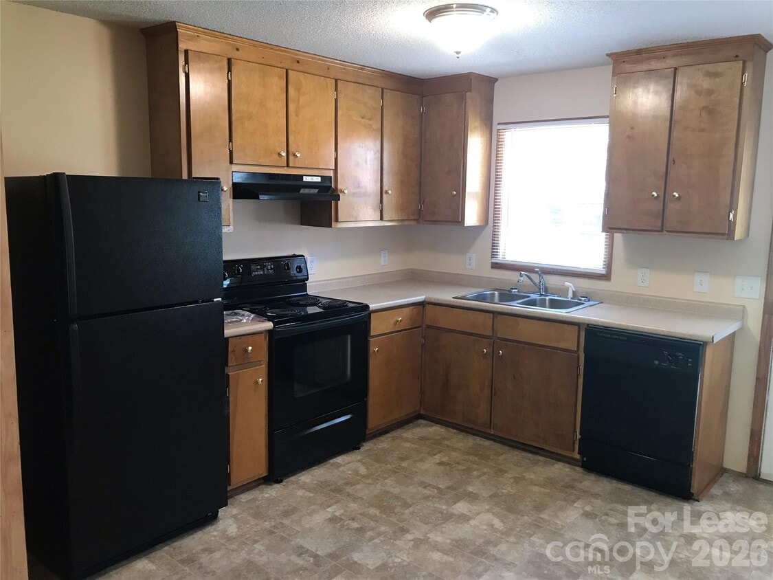 Building Photo - 498 Car Farm Rd