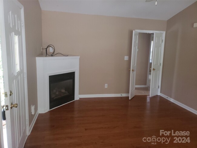 Building Photo - 2227 Olde Chantilly Ct