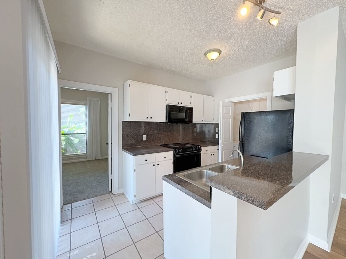 Foto principal - Welcome to this charming 2-bedroom, 2-bath...