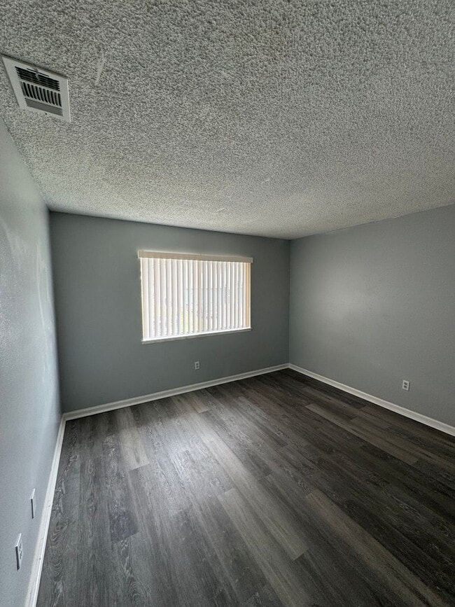 Building Photo - Great 2 bedroom 1 bath