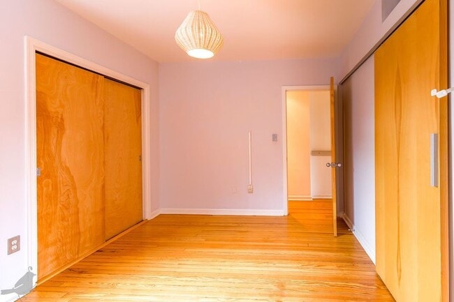 Building Photo - Bright Two Bedroom Dream in Dupont!