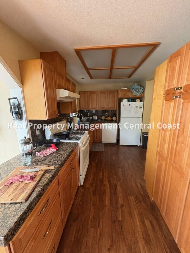 Building Photo - AVAILABLE SEPTEMBER - Updated Home Near Ca...