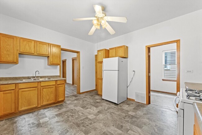 Building Photo - 3227 S Lituanica Ave