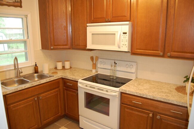 Building Photo - Super-cute 2bd home near Midtown!