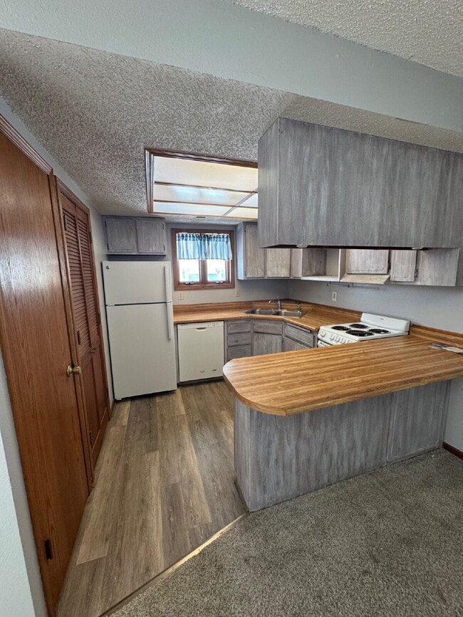 Building Photo - "Charming 2-Bedroom Retreat with Ample Space in Wichita's Serene South Willo-Esque Court!"