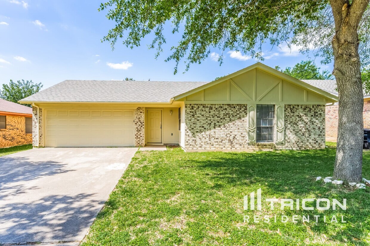 Primary Photo - 2908 S Meadow Dr