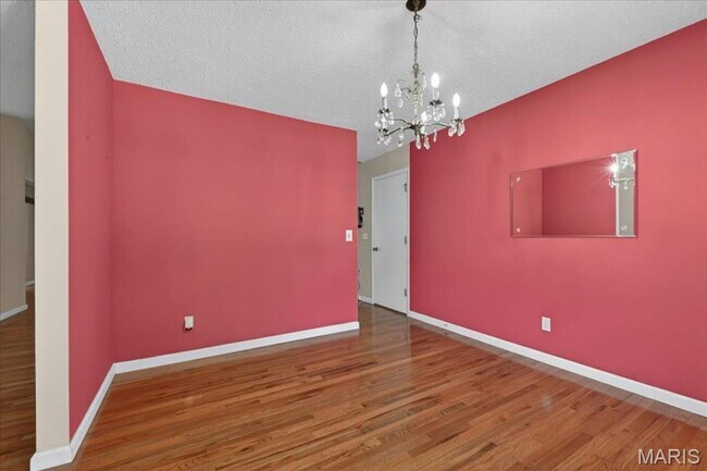 Building Photo - Welcome home to comfort and convenience in St. Peters!