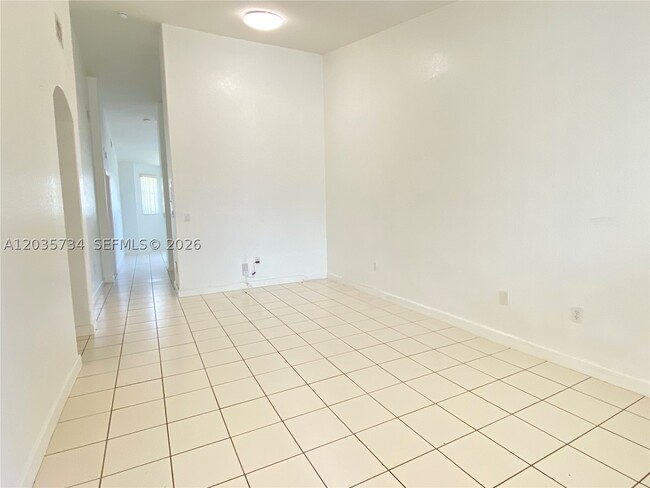 Building Photo - 1658 SE 28th Ct