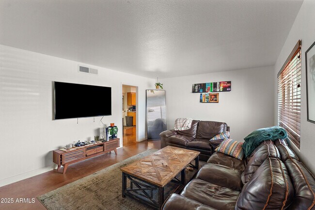 Foto del edificio - 817 W Romo Jones St
