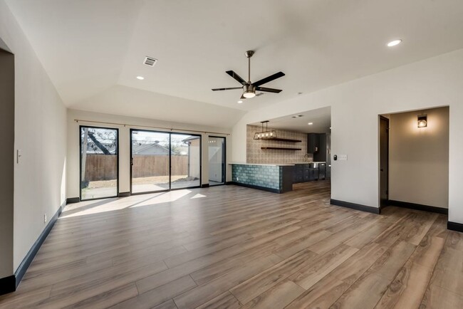 Foto del edificio - Recently Renovated 4-bed 3-bath in Dallas'...