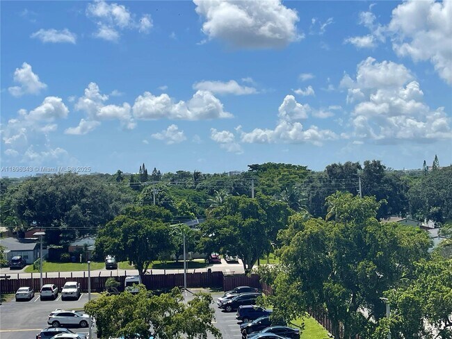 Foto del edificio - 1200 NE Miami Gardens Dr