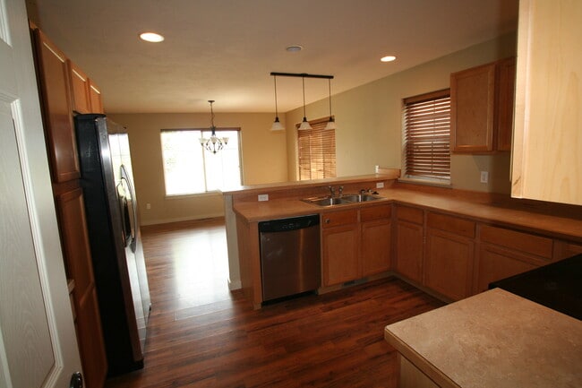 Building Photo - Single Family home in the heart of town!