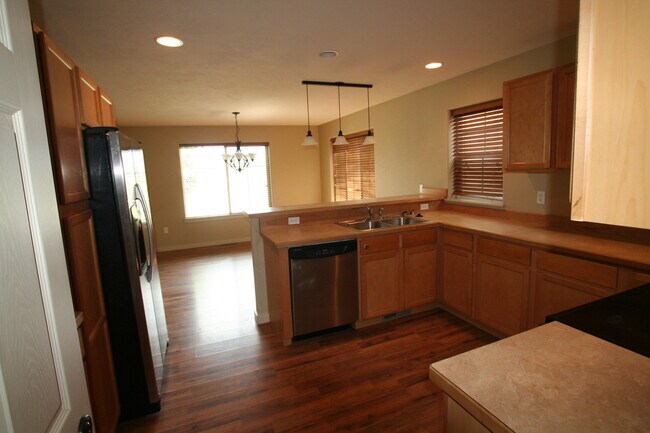 Foto del edificio - Single Family home in the heart of town!