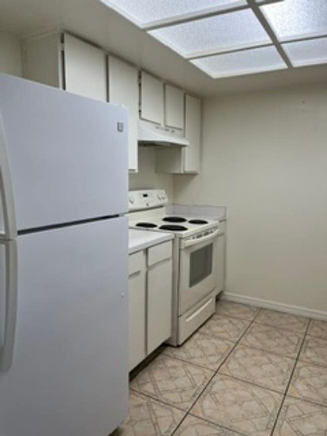 Building Photo - $400 OFF FIRST MONTHS RENT! Tampa Racquet Club!