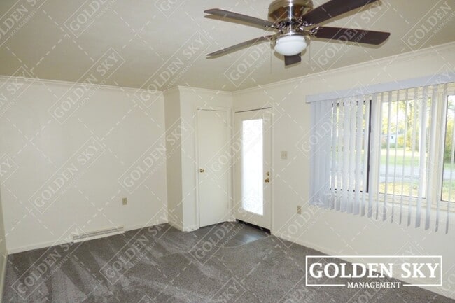 Foto del edificio - 3200 E Race St