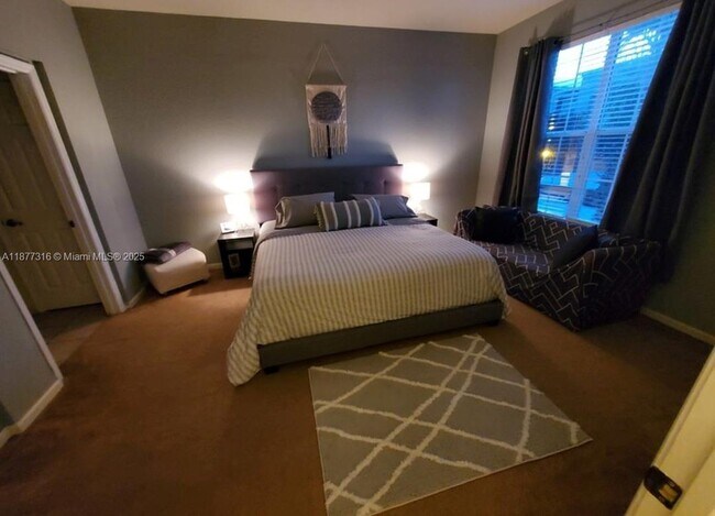 Foto del edificio - 3001 Laurel Park Ln