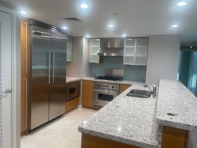 Foto del edificio - Luxurious 3-bed with 2-bath Condo - Heart ...