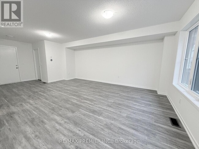 Building Photo - 14 Kingbird Cmn