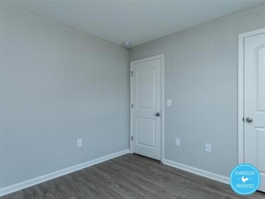 Foto del edificio - 1404 Ikes Pond Ln