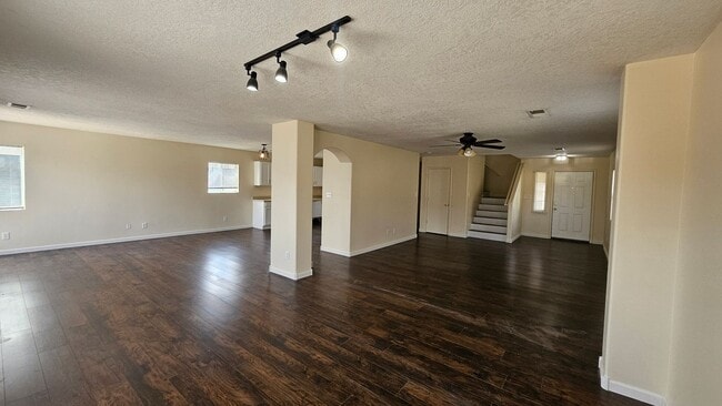 Building Photo - 5 Bed 3 Bath
