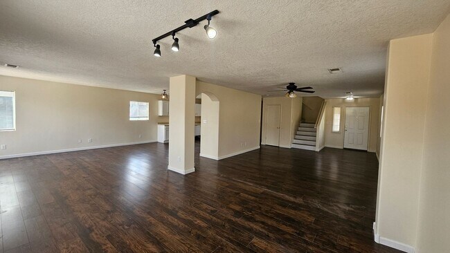 Foto del edificio - 5 Bed 3 Bath