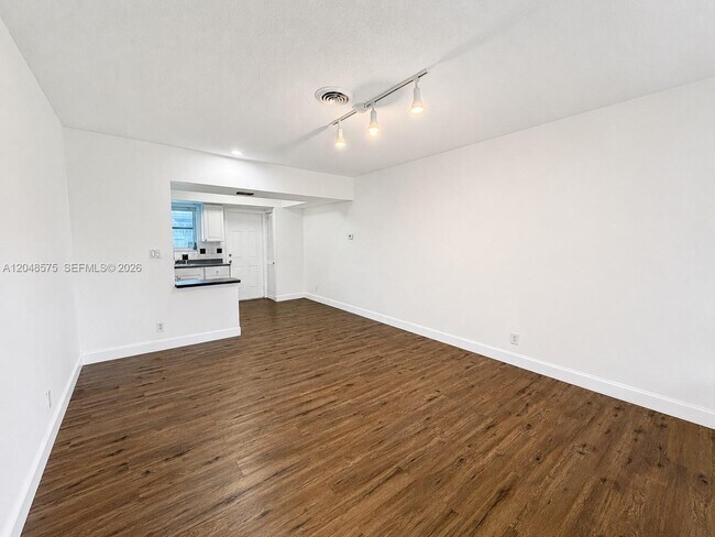 Building Photo - 117 NE 30th Ct
