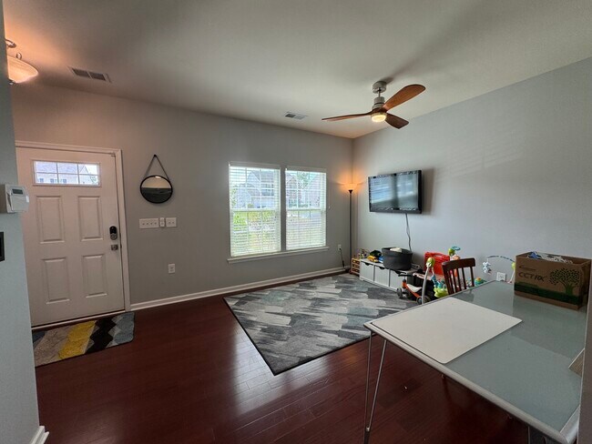 Building Photo - 624 Leonard Ln