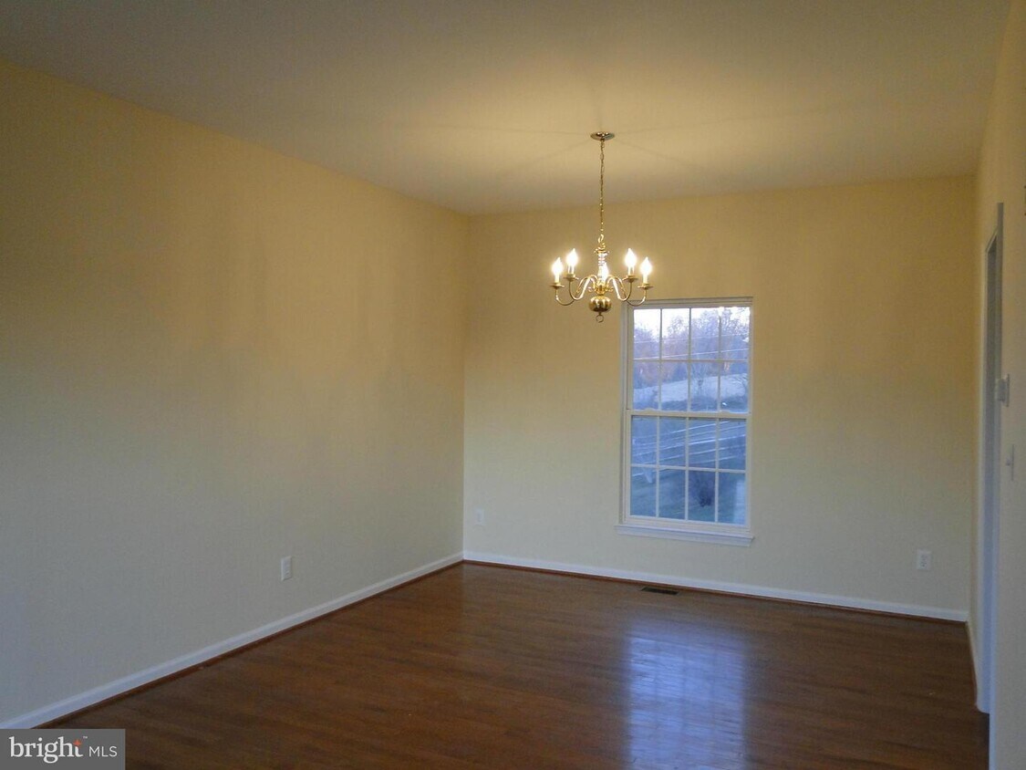 Primary Photo - 103 Maple Ridge Way