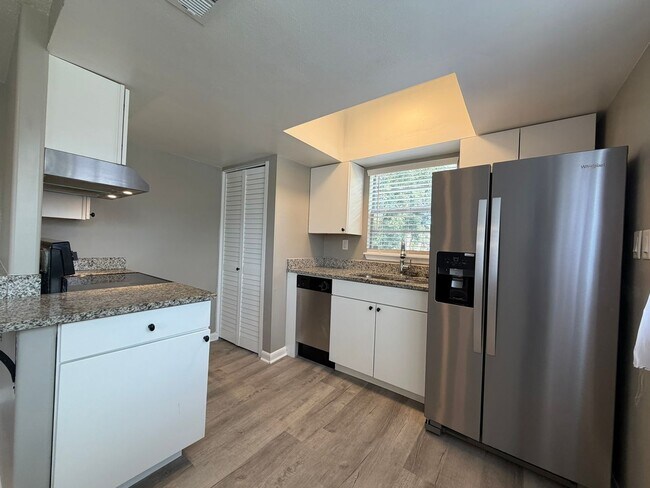 Foto del edificio - Apartment in Historical Tarpon Springs
