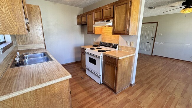 Foto del edificio - 819 Downing Pines Rd