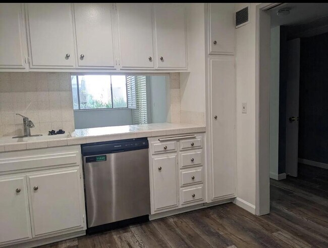 Foto del edificio - READY TO  MOVE IN!!