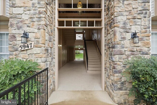 Foto del edificio - 5947 Founders Hill Dr