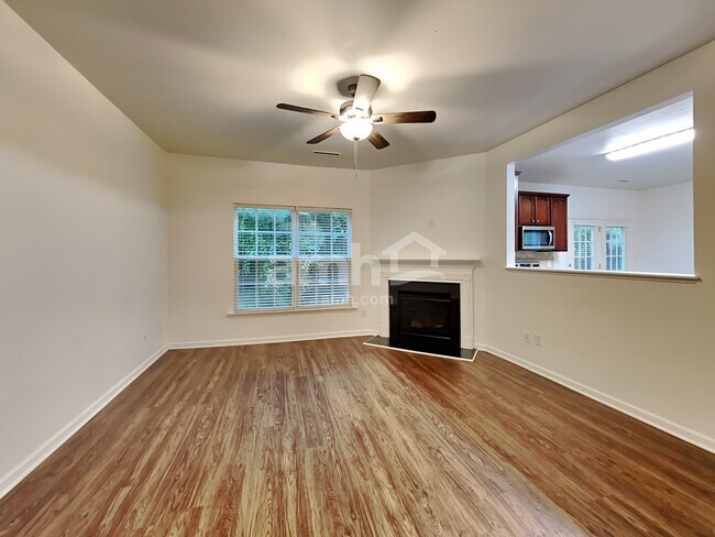 Foto del edificio - 1625 Essexwood Dr