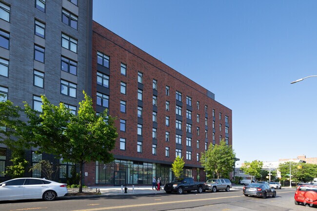 Foto del edificio - Help Hinsdale B