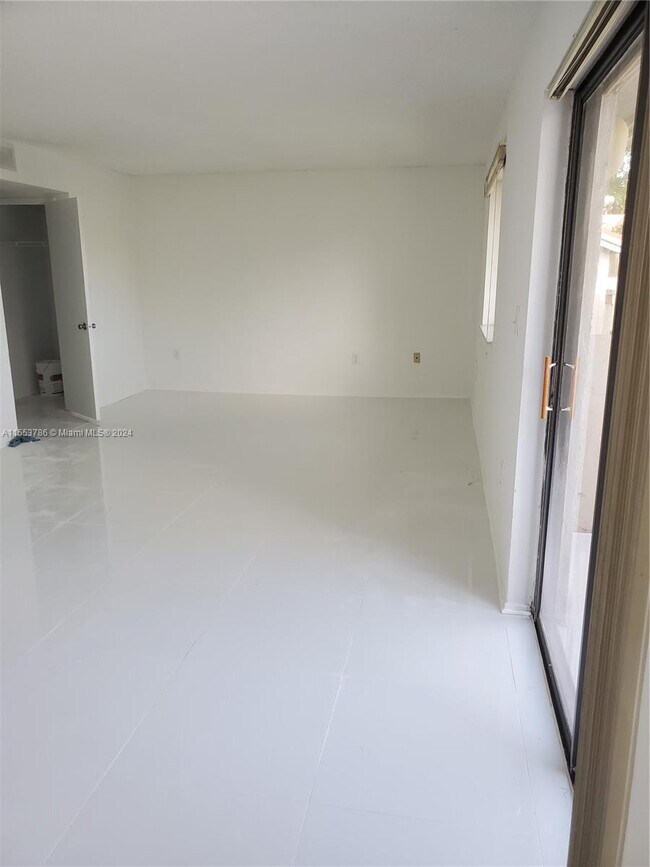 Foto del edificio - 3256 Coral Lake Ln