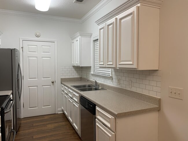 Building Photo - 120 Caswell Ct