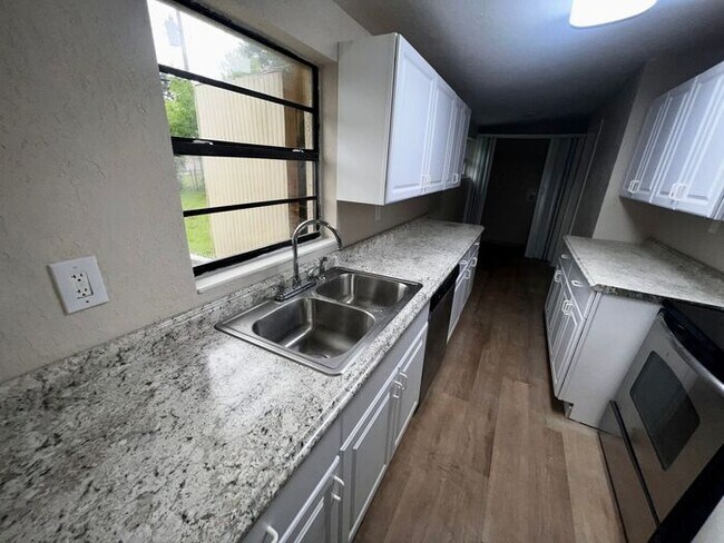 Foto del edificio - Remodeled 4 Bedroom 2 Bath Home Minutes from Sanford international Airport!